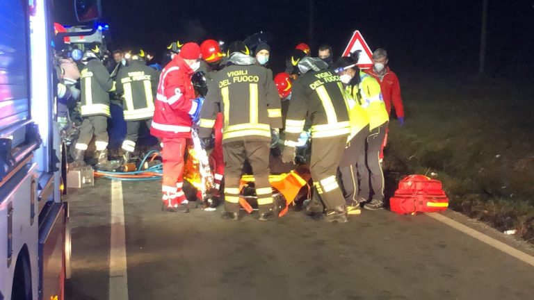 Italia, terribile frontale tra due auto: è morto tra le fiamme