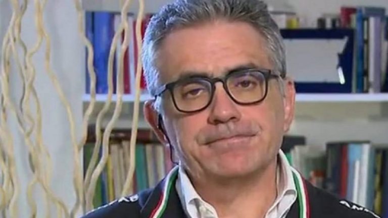 Fabrizio Pregliasco, l’importante annuncio poco fa: “Non fatelo mai se usate una mascherina FFP2”