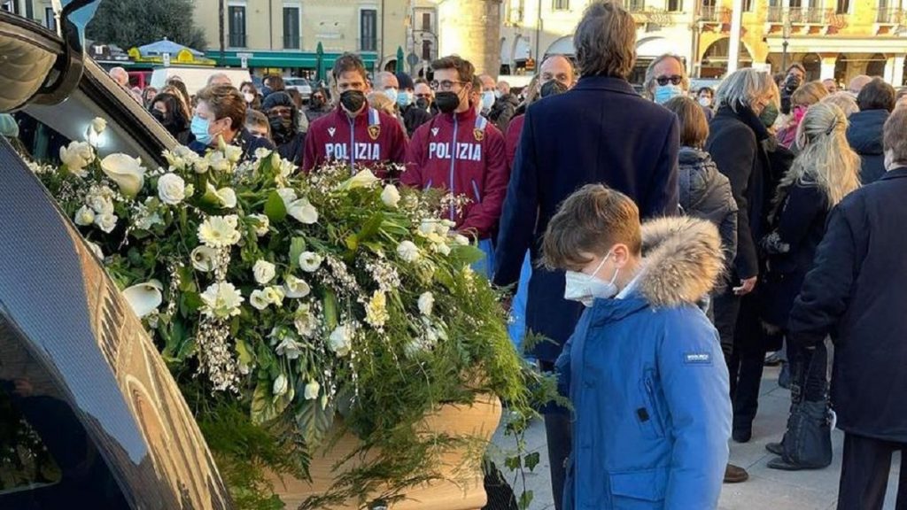 Carlo Alberto, il ragazzo morto a 12 anni: è successo durante il funerale. Il gesto non è passato inosservato