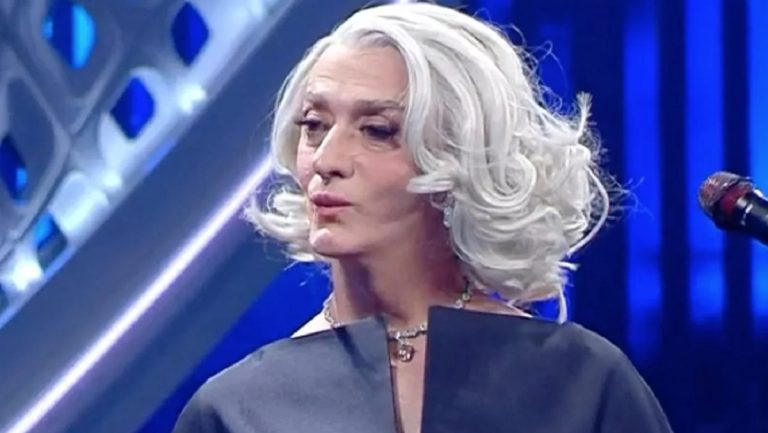 Drusilla Foer è salita sul palco dell’Ariston di Sanremo ed ha fatto sorridere tutti. Ma sapete chi è in realtà?