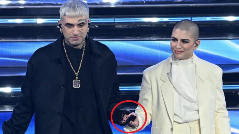 Sanremo 22, ecco perché Highsnob ha sempre i guanti: “Costretto a portarli”. Il motivo è imbarazzante