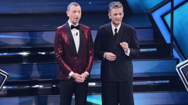 Sanremo 22, svelato il mistero! Ecco perché tutti dicono ‘papalina’ sul palco dell’Ariston e cosa significa