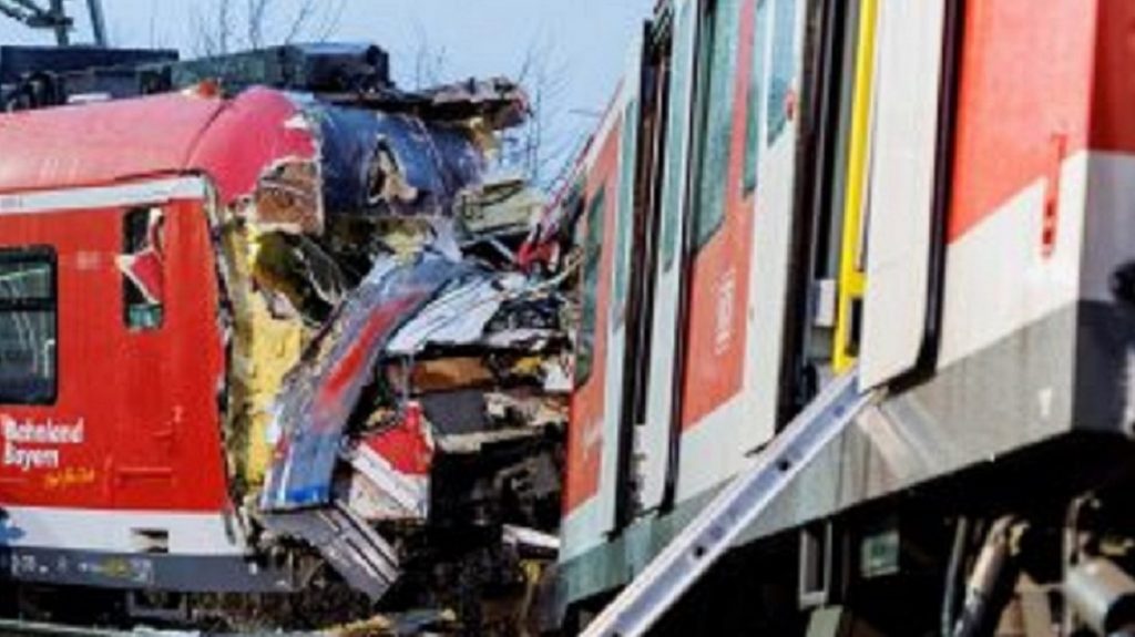 Tragedia ferroviaria, tragico incidente tra 2 treni: ci sono morti e feriti