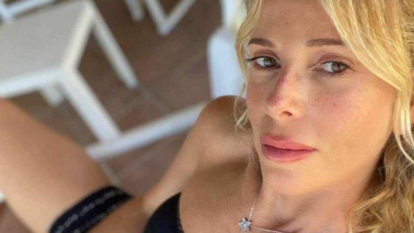 Alessia Marcuzzi, come fa a non invecchiare mai? Guardate in costume che fisico pazzesco