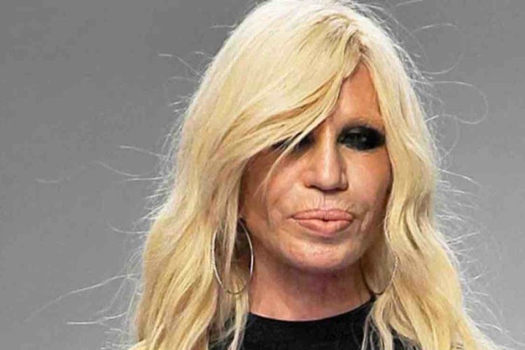 Donatella Versace esce allo scoperto: “non ne ho uno da anni”