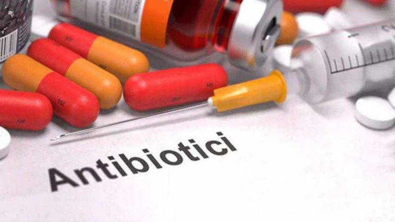 Antibiotici, attenzione perché uno dei più comuni può aggravare la situazione | Ecco quando è sconsigliato assumere questo medicinale