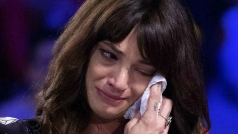 Asia Argento, lacrime in diretta: “Ho bisogno di lavorare” | Il racconto drammatico dell’attrice