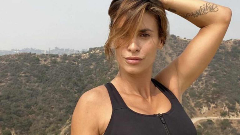 Elisabetta Canalis, arriva a Milano bella come sempre | Si è dimenticata il reggiseno però…