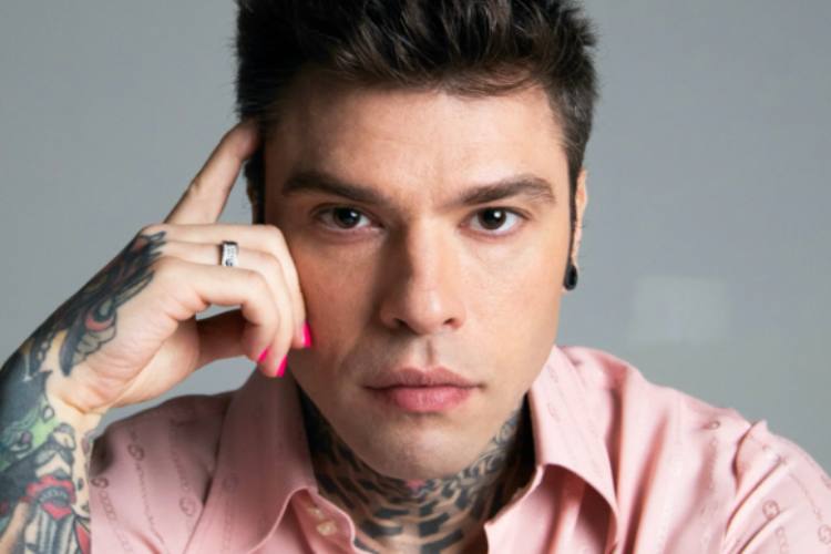 Fedez, la notizia di queste ore è gravissima: il rapper ‘aggredito’ brutalmente | Fan senza parole