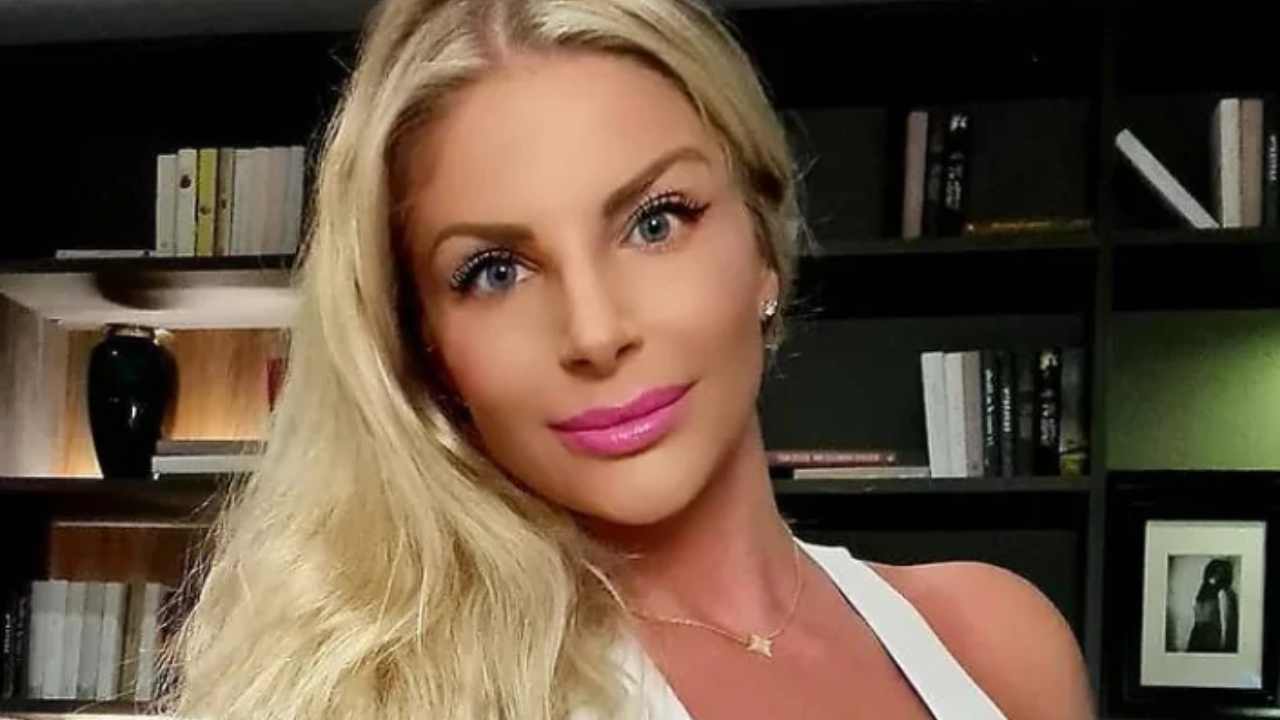 Francesca Cipriani, questa volta è esagerata! La lingerie non riesce a coprila e si vede tutto