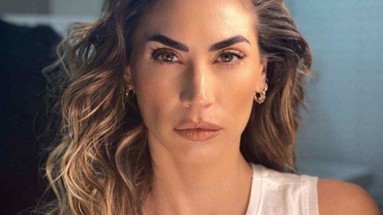 Melissa Satta, scollatura da brivido e tatuaggio sull’inguine | La foto che ha infuocato il web