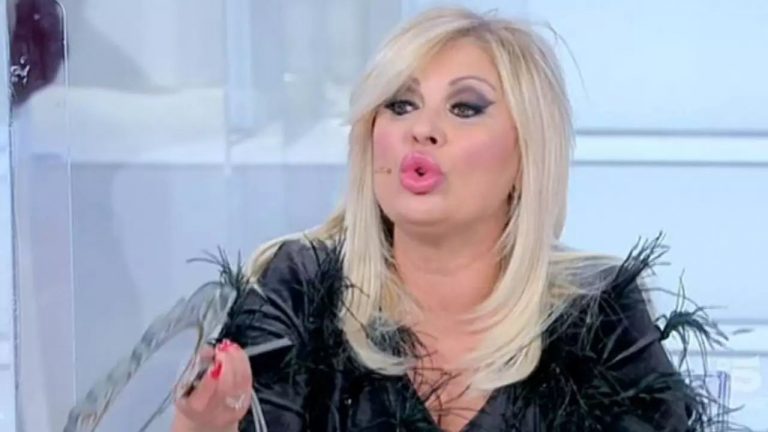 Tina Cipollari, aggressione in diretta: scoppia il caos in studio