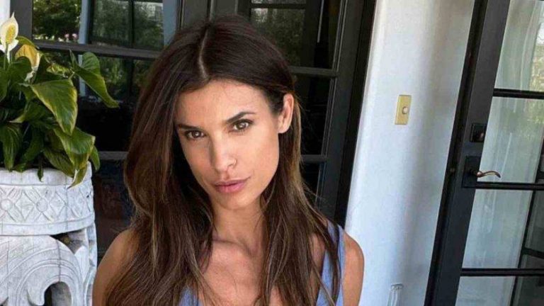 Elisabetta Canalis, sole e focaccia genovese Gli scatti in costume scaldano i social