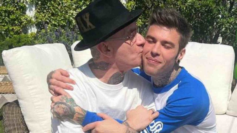 Fedez e J-Ax tirati giù dal trono | Uscito il nuovo tormentone dell’estate ma non immaginereste mai chi è l’autore