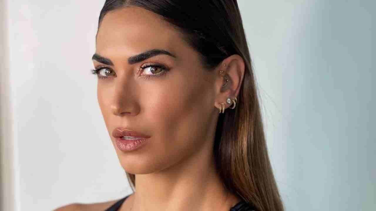 Melissa Satta, “che qu…..adro!” La sua posa sexy scatena i follower