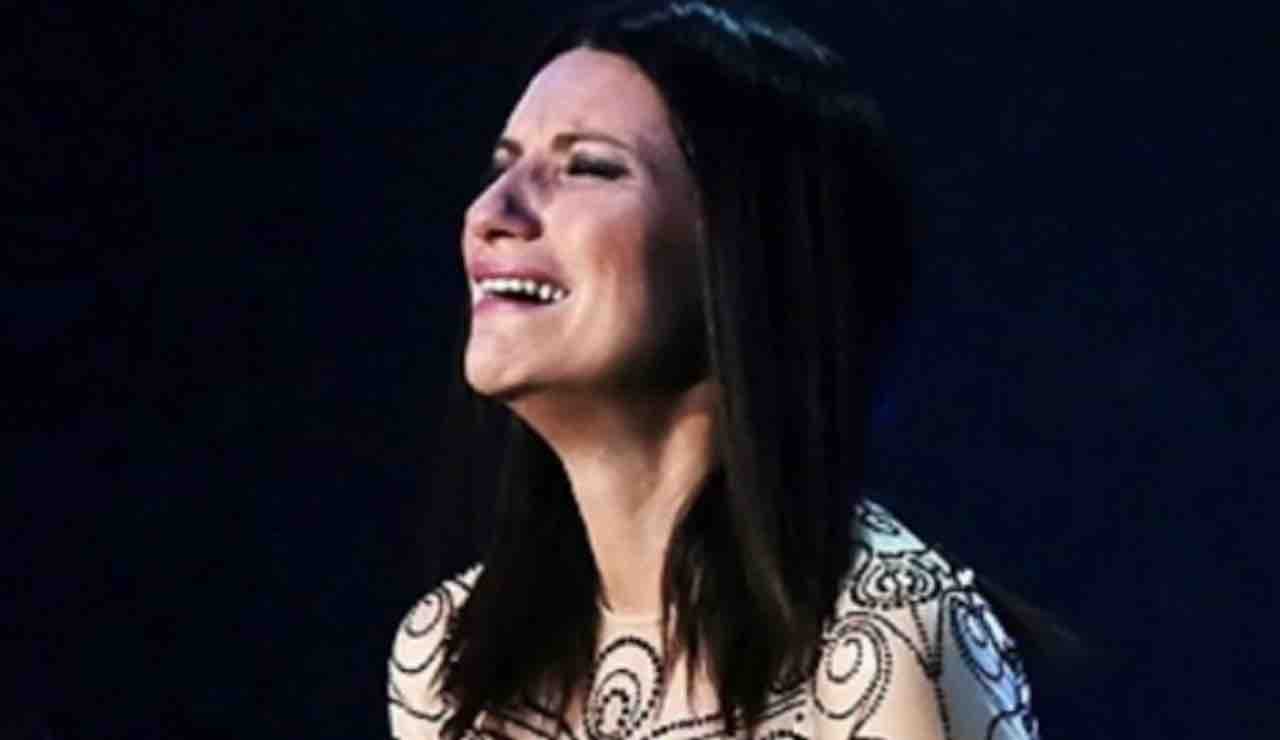 Laura Pausini vittima di violenza da parte del compagno. Le accuse sono pesantissime