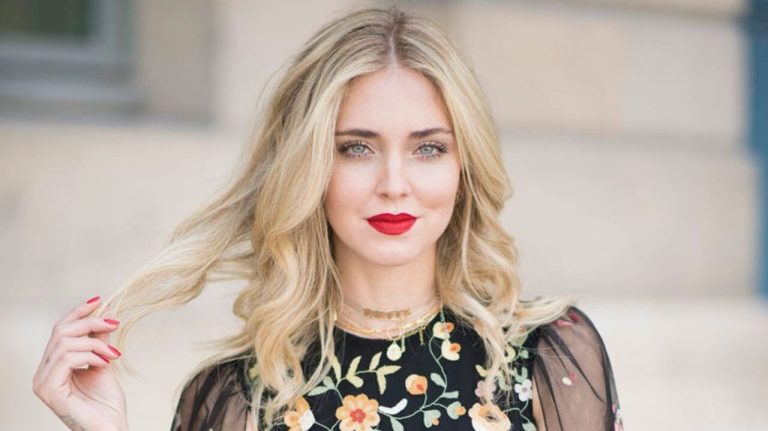 Chiara Ferragni, lo scatto con lato b in vista è mozzafiato: l’influencer è la regina dell’estate