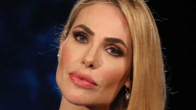 Ilary Blasi, colpo tremendo per i suoi fan: la conduttrice si allontana dalla tv | L’indiscrezione pesantissima