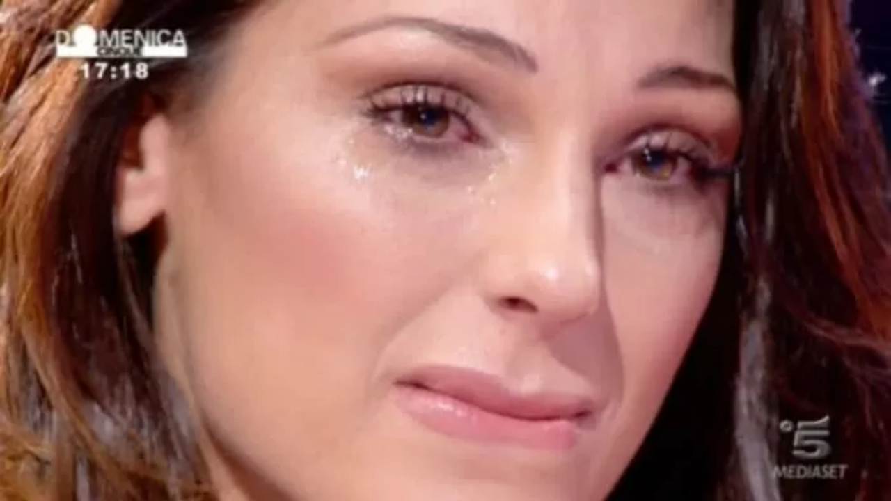 Anna Tatangelo: “Il tumore è una malattia terribile non cambia niente essere ricchi o poveri” La drammatica confessione della cantante