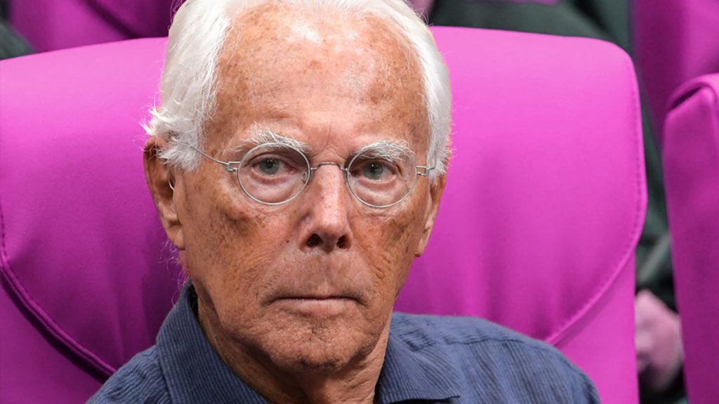 Giorgio Armani distrutto dal dolore: “Tutta colpa della malattia”