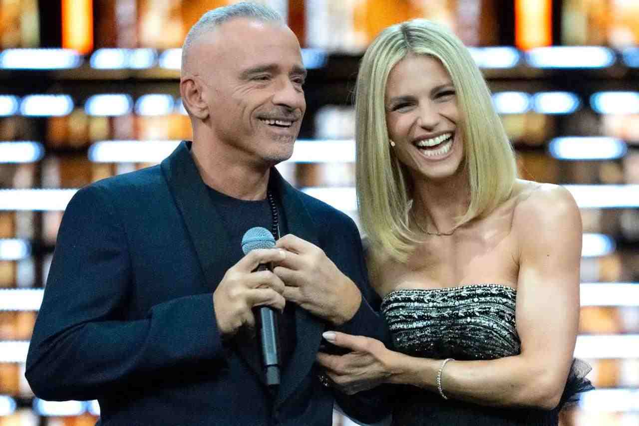 Scatta il bacio Eros Ramazzotti e Michelle Hunziker: “É un ritorno di fiamma” | foto