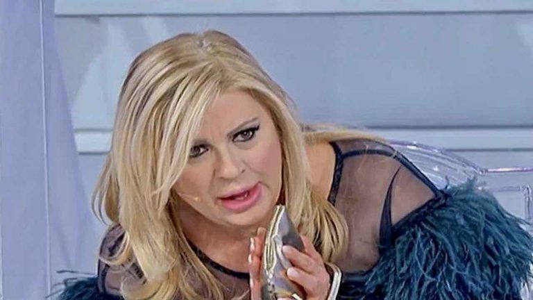 Tina Cipollari: “Ecco un altro fallito”. A chi si riferisce? La regia non se ne accorge e lo manda in onda