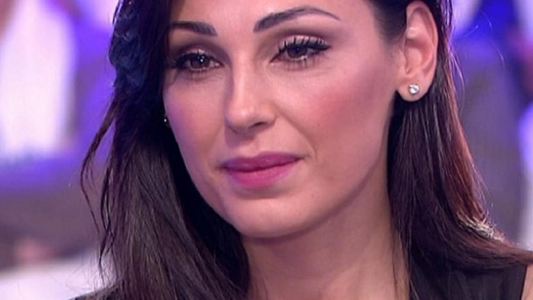 Anna Tatangelo, ‘fugge’ dall’Italia: il motivo è commovente