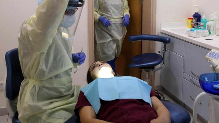 Ingoia per errore un ago dal dentista: operata d’urgenza ai polmoni