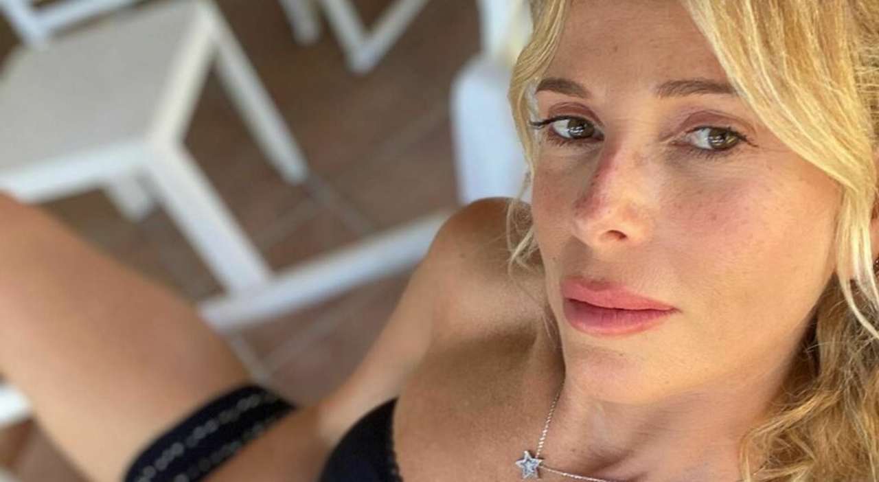 Alessia Marcuzzi compie 50 anni e si mostra così: l’outfit del suo party | Bellissima