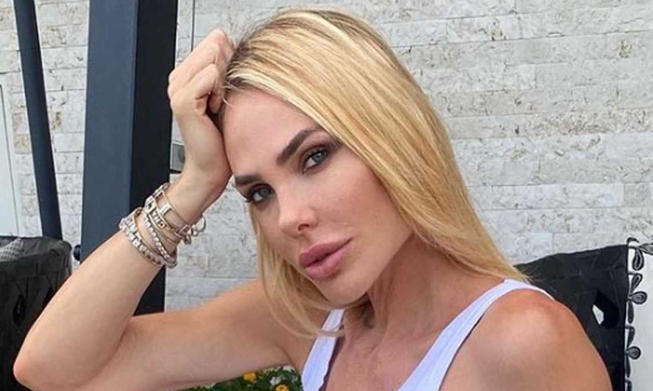 Ilary Blasi sensualissima così: jeans sbottonati, body aderente, bellissima | La conduttrice ha infiammato il web