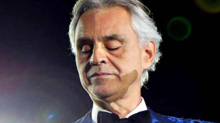 Andrea Bocelli di corsa in ospedale: trasportato d’urgenza con l’elicottero | SPAVENTOSO