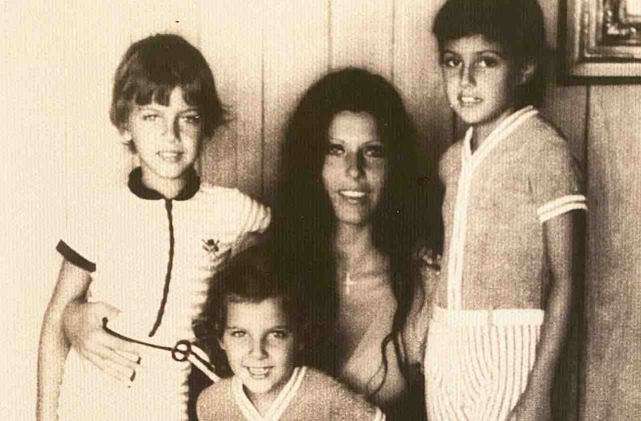 In questa foto una delle famiglie più famose d’Italia, li riconoscete? Da non credere