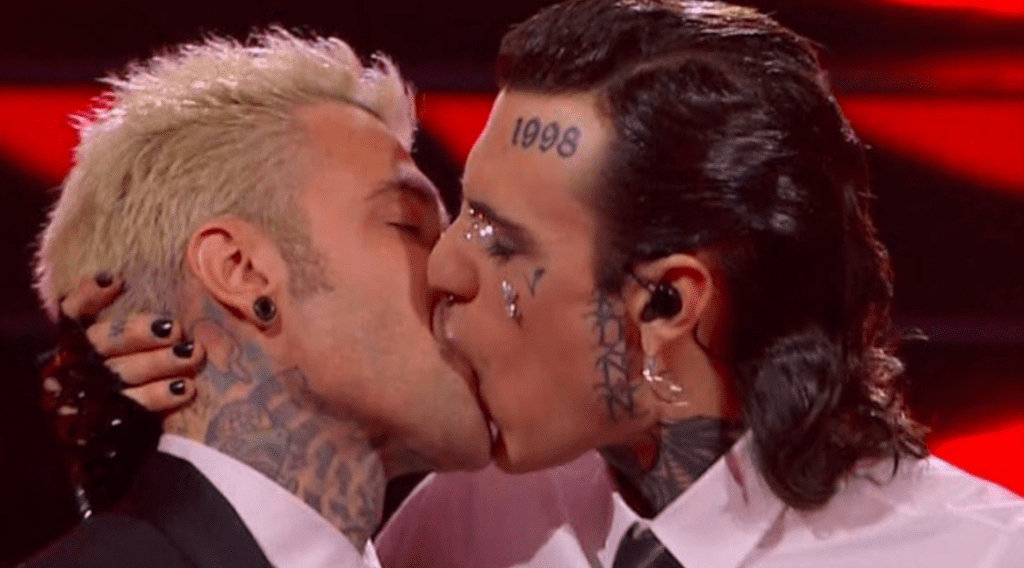 Sanremo h0t, Rosa Chemical simula un amplesso con Fedez e poi lo bacia – Video