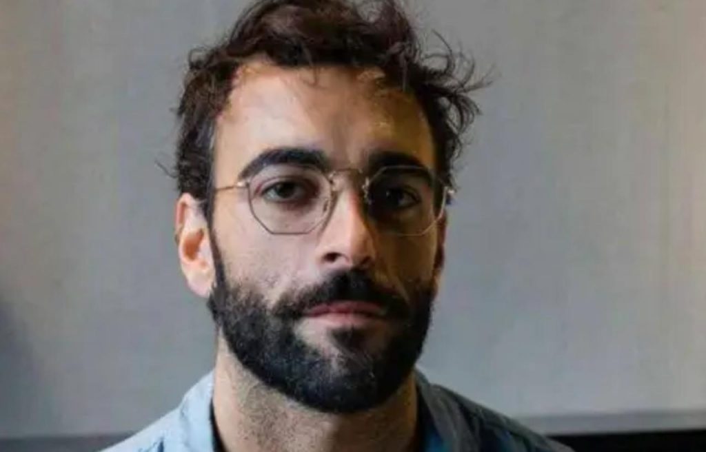 Marco Mengoni: la malattia autodistruttiva lo devasta | Allarme rosso –