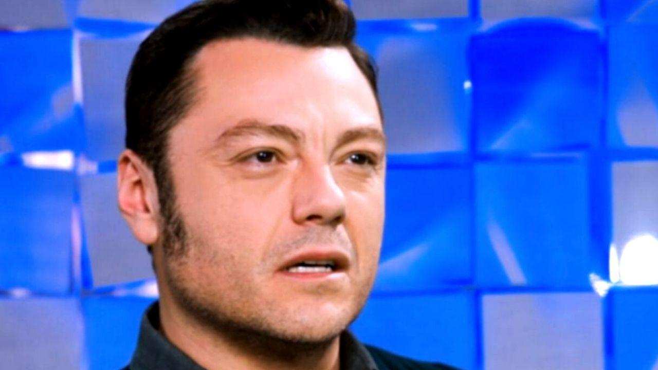 Tiziano Ferro “beccato” con lui, spunta la chat WhatsApp bollente | FOTO