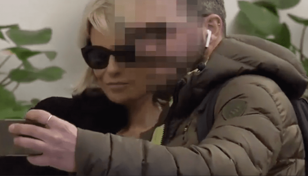 Maria De Filippi, il ragazzo che le ha chiesto un selfie alla camera ardente si cancella dai social