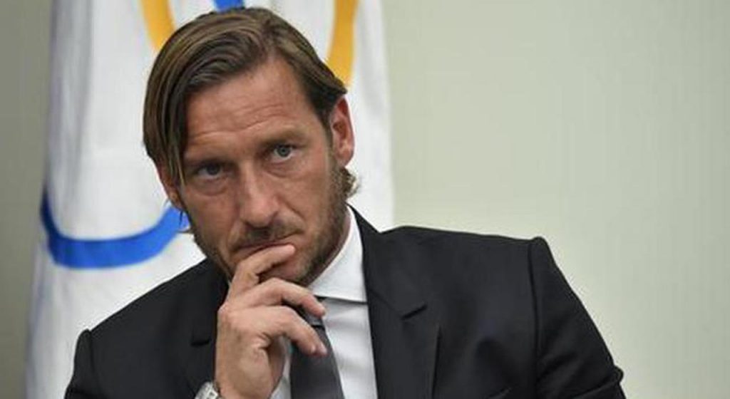 Francesco Totti ci ha provato con lei prima di Noemi | Scoppia la bomba in diretta