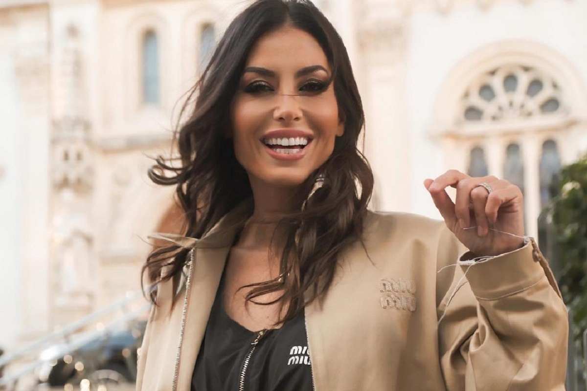 Elisabetta Gregoraci, il costume è striminzito e fatica a contenere le forme: fan in delirio