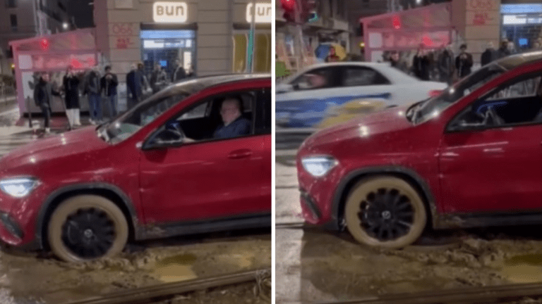 Massimo Boldi resta impantanato con l’auto sulle rotaie del tram: il video è virale