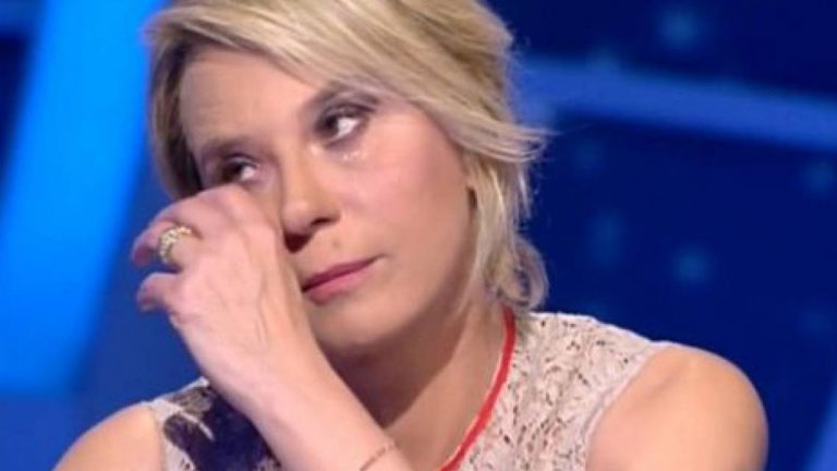 Distesa a terra: Maria De Filippi sciocca tutti in studio a Uomini e Donna | Come sta la conduttrice ora