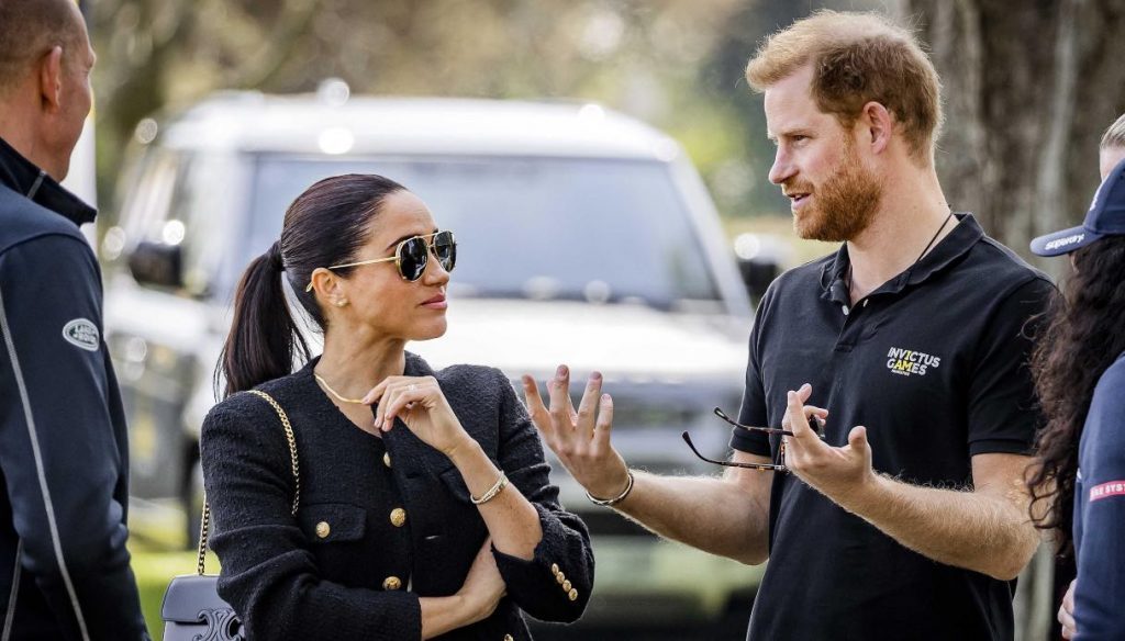 Incidente d’auto per Harry e Meghan Markle “quasi catastrofico”: inseguiti dai paparazzi come Lady Diana