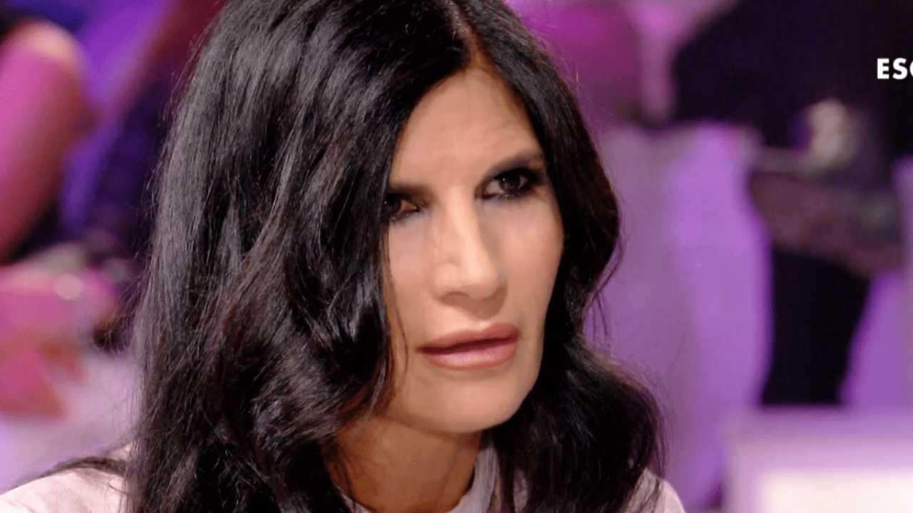 Shock per Pamela Prati: ecco perché non fa vedere il collo | Le ragioni sono assurde