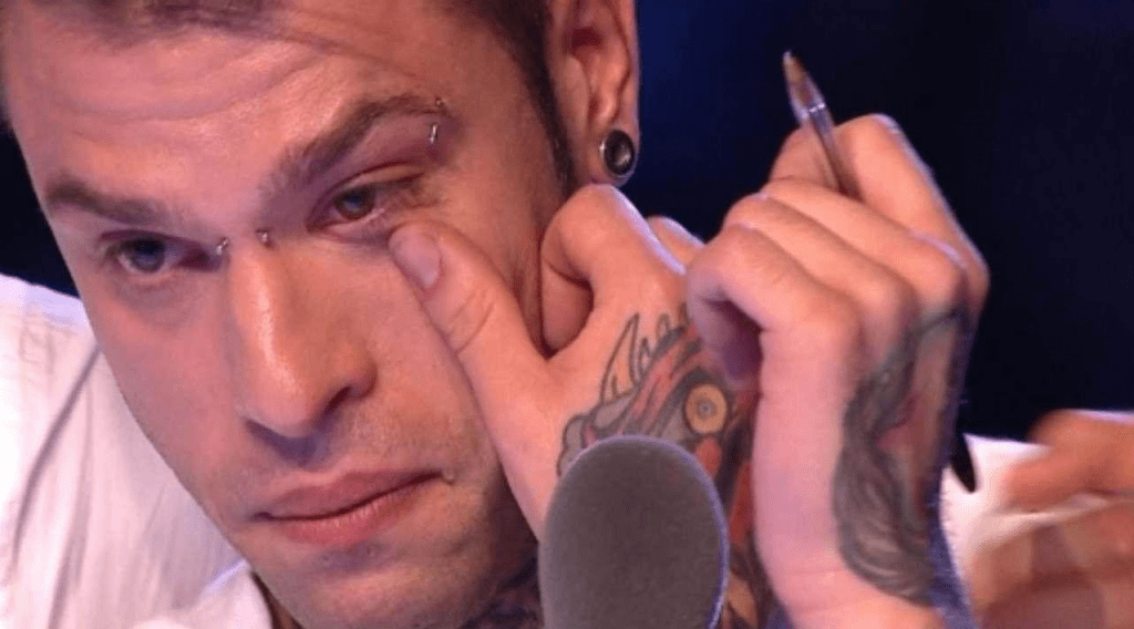 Fedez contro tutti: nuovi sconti e piovono critiche pesanti | Insulti pungenti