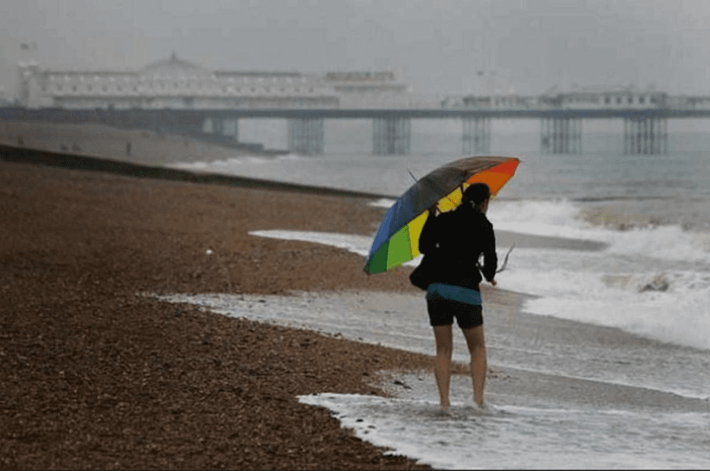 Previsioni meteo: l’estate 2023 potrebbe non arrivare | Ombrello in spiaggia