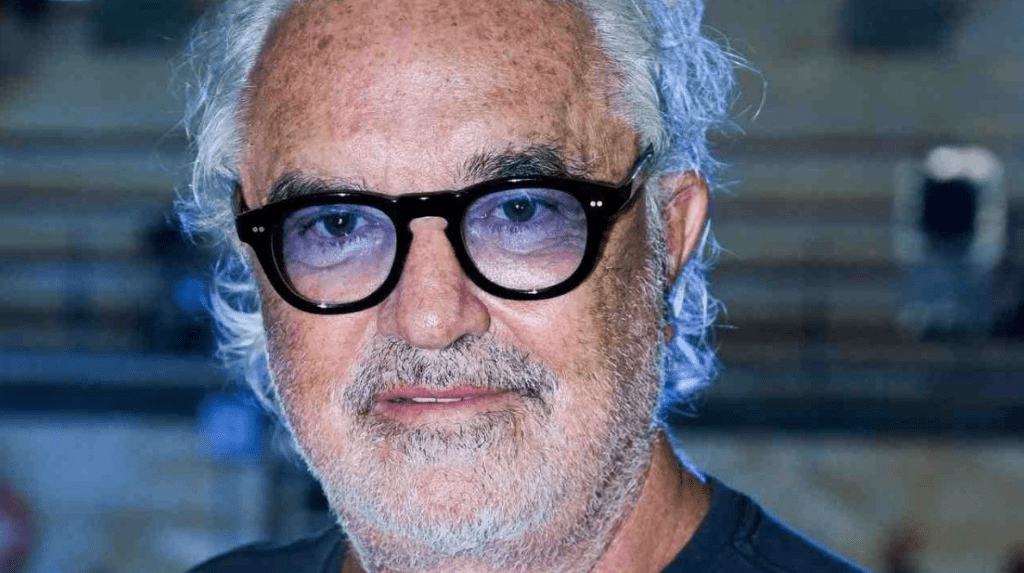 Cosa è successo a Flavio Briatore? Irriconoscibile nella foto apparsa da poco su internet