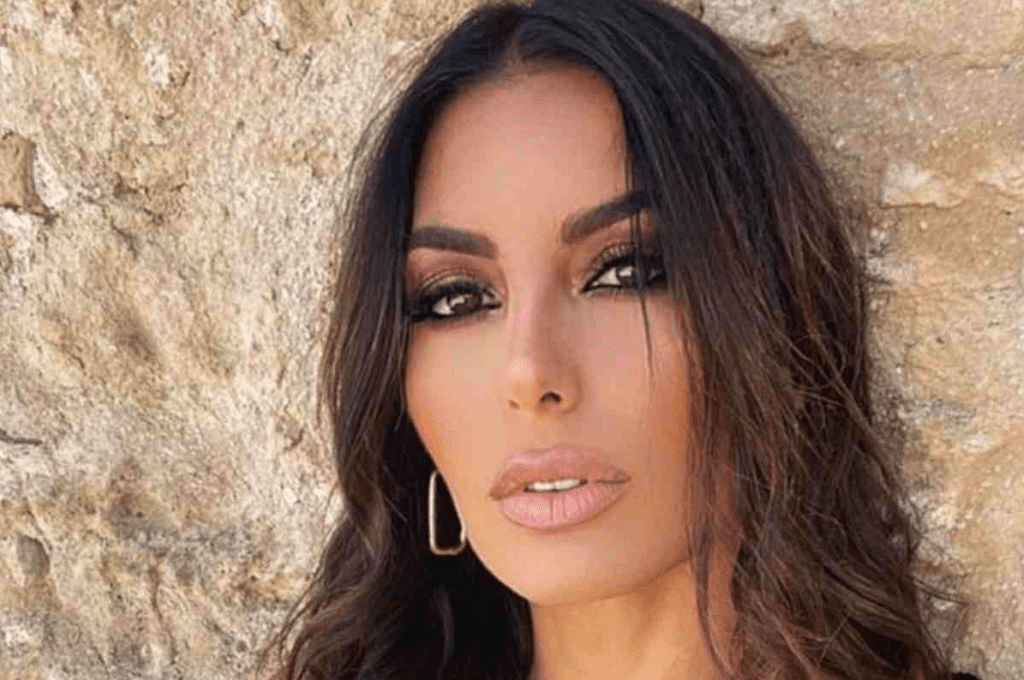 Elisabetta Gregoraci, spunta la foto inedita del matrimonio con Berlusconi, ma i commenti sono taglienti: ‘Potevi stare zitta’