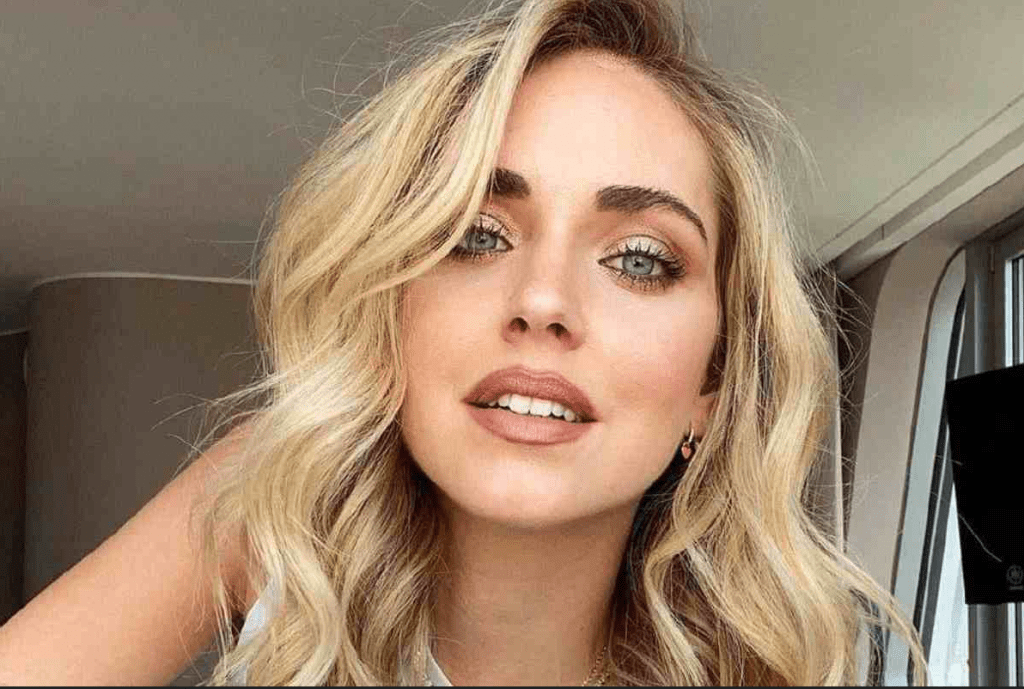 Chiara Ferragni lancia il maglioncino smanicato e divide i fan: nuova moda o buco nell’acqua?