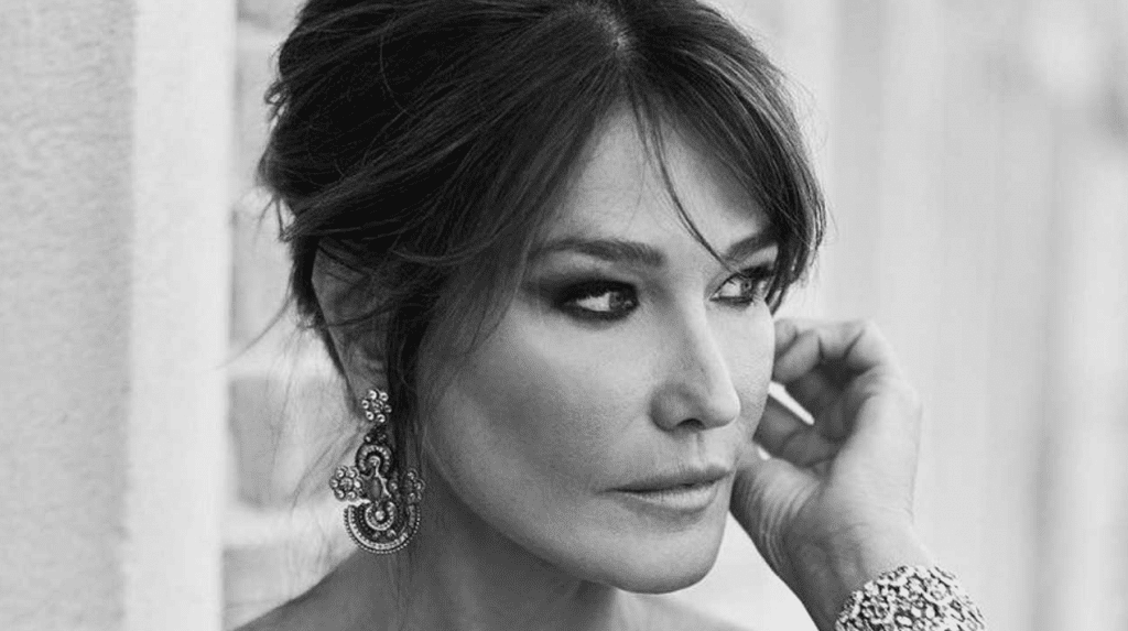 Carla Bruni, agghiacciante confessione sulla malattia: “Cancro al seno” | Lo ha scoperto così