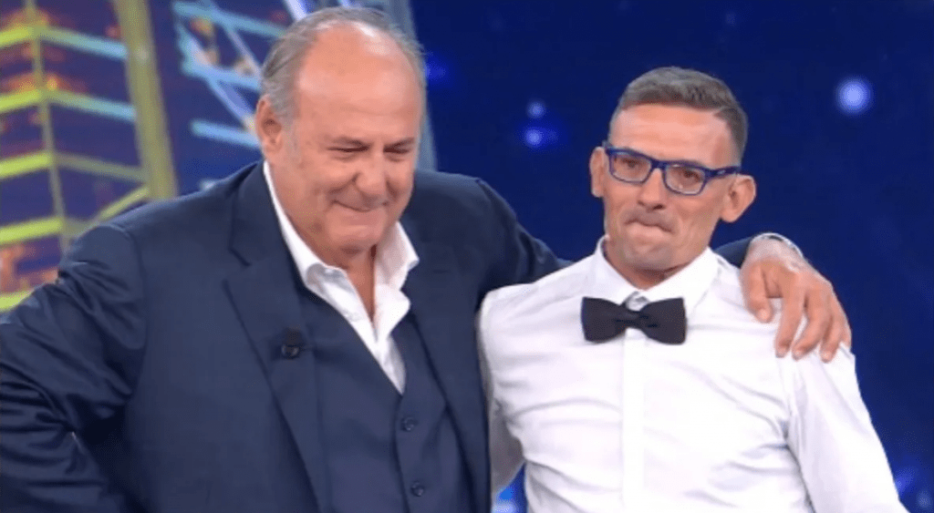 “Tu sì que vales”, il cameriere-ballerino palermitano vola in finale. Gerry Scotti in lacrime