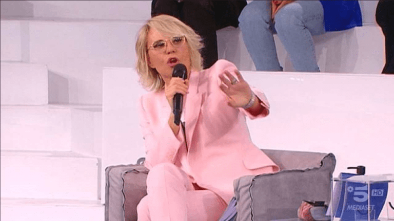 Sei una cafona”: Maria De Filippi travolta da accuse pesantissime | Volano offese in diretta televisiva